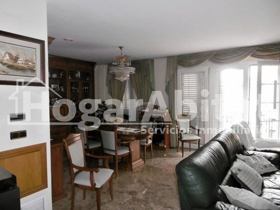 Foto 2 de Casa en venda a El Cabanyal- El Canyamelar de 5 habitacions amb garatge i balcó