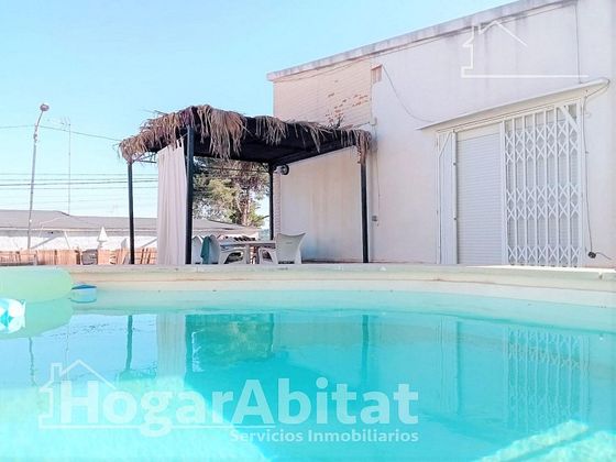 Foto 1 de Venta de chalet en Godelleta de 4 habitaciones con terraza y piscina