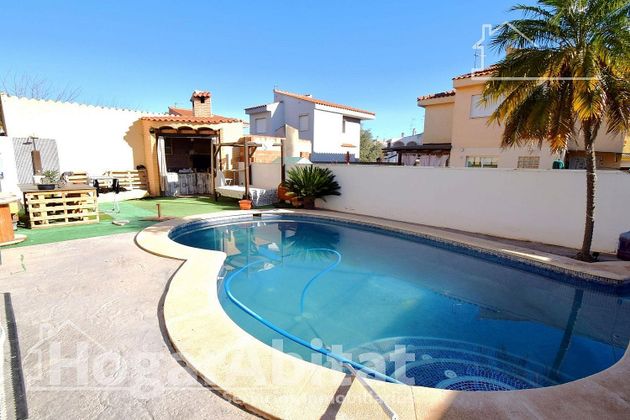 Foto 1 de Chalet en venta en Riba-roja de Túria de 4 habitaciones con terraza y piscina