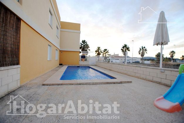 Foto 1 de Casa en venta en Oliva Playa de 2 habitaciones con terraza y piscina