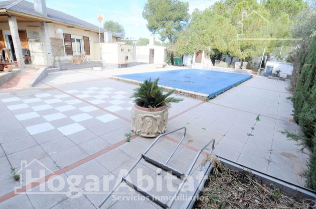 Foto 1 de Venta de casa en Camì Paterna-Lloma del Calderer de 4 habitaciones con terraza y piscina