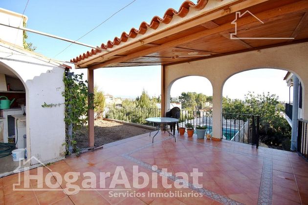 Foto 1 de Casa en venda a Centro - Chiva de 5 habitacions amb terrassa i piscina