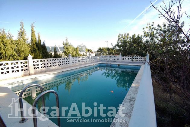 Foto 2 de Venta de casa en Centro - Chiva de 5 habitaciones con terraza y piscina