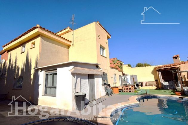 Foto 1 de Chalet en venta en Riba-roja de Túria de 4 habitaciones con terraza y piscina