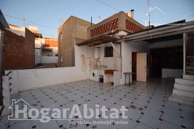Foto 2 de Chalet en venta en Alginet de 3 habitaciones con terraza y garaje