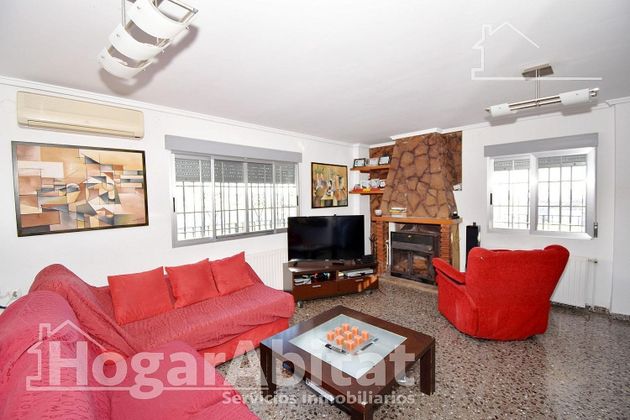 Foto 1 de Casa en venda a Centro - Chiva de 5 habitacions amb terrassa i piscina
