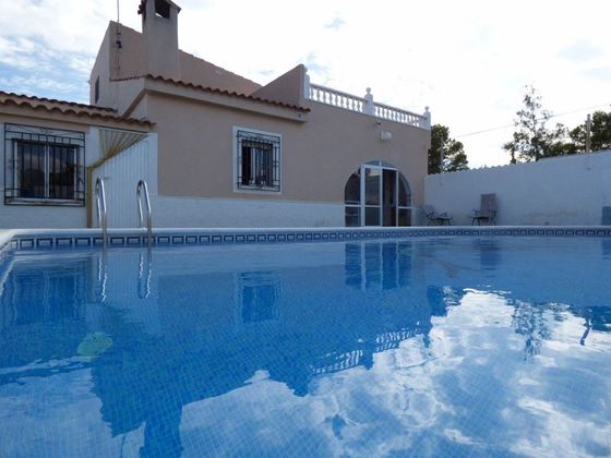Foto 2 de Chalet en venta en Albatera de 6 habitaciones con terraza y piscina