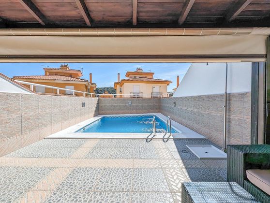 Foto 2 de Xalet en venda a calle Sala de Los Reyes de 4 habitacions amb terrassa i piscina