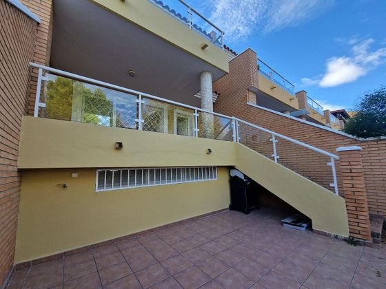 Foto 2 de Casa adossada en venda a Guardamar de 4 habitacions amb terrassa i garatge