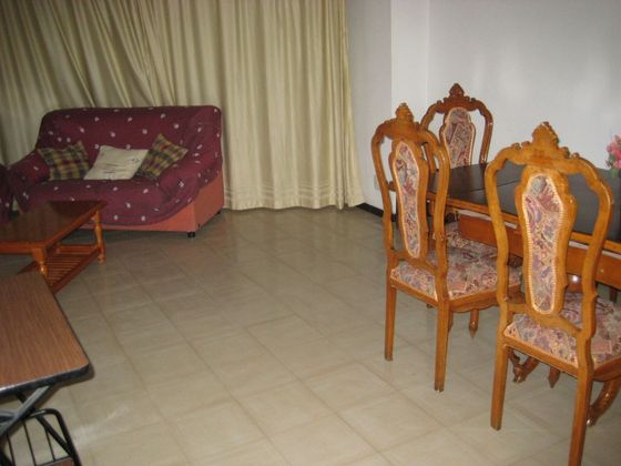 Foto 1 de Pis en lloguer a Santa María de Gracia de 3 habitacions amb mobles i balcó