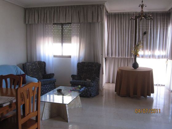 Foto 1 de Alquiler de piso en Centro - Murcia de 4 habitaciones con muebles y balcón