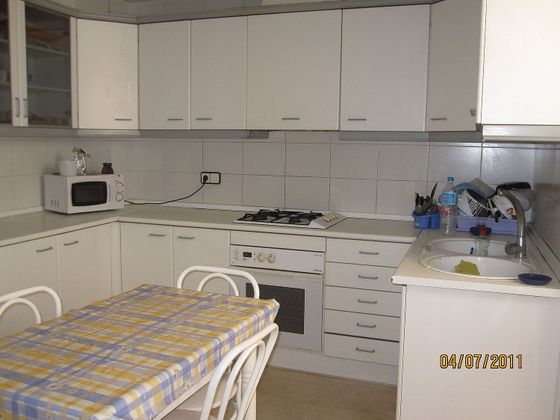 Foto 2 de Pis en lloguer a Centro - Murcia de 4 habitacions amb mobles i balcó