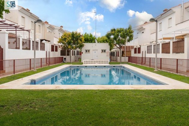 Foto 1 de Venta de casa adosada en Alhendín de 4 habitaciones con terraza y piscina