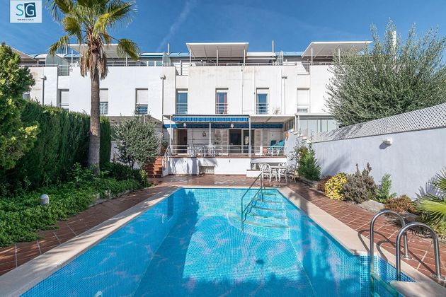Foto 2 de Casa adossada en venda a Barrio de Zaidín de 5 habitacions amb terrassa i piscina
