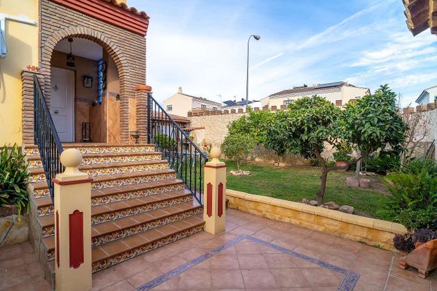 Foto 2 de Casa adossada en venda a Capuchinos de 4 habitacions amb terrassa i piscina
