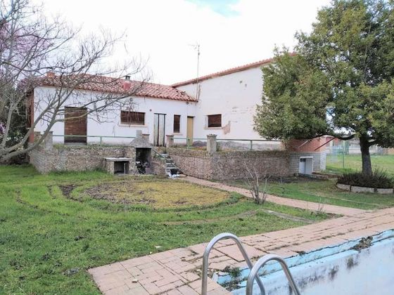 Foto 2 de Venta de chalet en Albelda de Iregua de 4 habitaciones con terraza y piscina