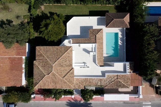 Foto 2 de Venta de chalet en Guadalmina de 5 habitaciones con terraza y piscina