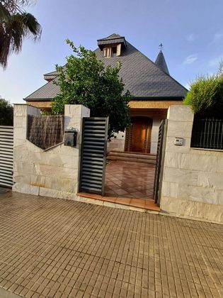 Foto 2 de Chalet en venta en Sant Andreu de la Barca de 5 habitaciones con piscina y garaje
