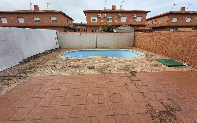 Foto 2 de Casa en venta en Ugena de 4 habitaciones con piscina y garaje