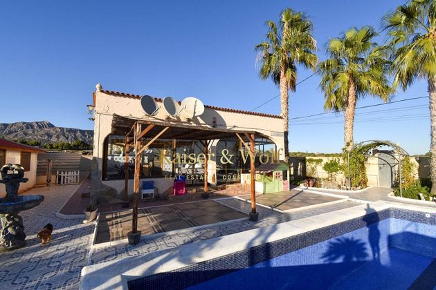 Foto 2 de Chalet en venta en Albatera de 5 habitaciones con terraza y piscina