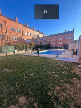Foto 1 de Casa adossada en venda a Puebla de Alfindén (La) de 3 habitacions amb terrassa i piscina