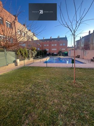 Foto 2 de Casa adossada en venda a Puebla de Alfindén (La) de 3 habitacions amb terrassa i piscina