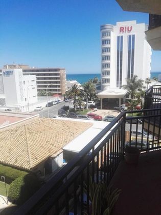 Foto 1 de Alquiler de piso en La Carihuela de 1 habitación con terraza y piscina