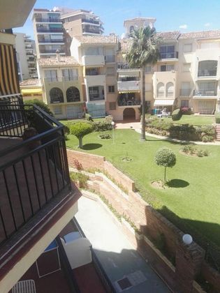Foto 2 de Alquiler de piso en La Carihuela de 1 habitación con terraza y piscina