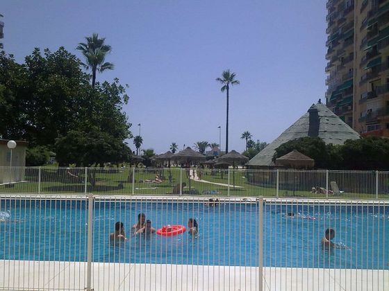 Foto 2 de Alquiler de estudio en Torrequebrada con terraza y piscina