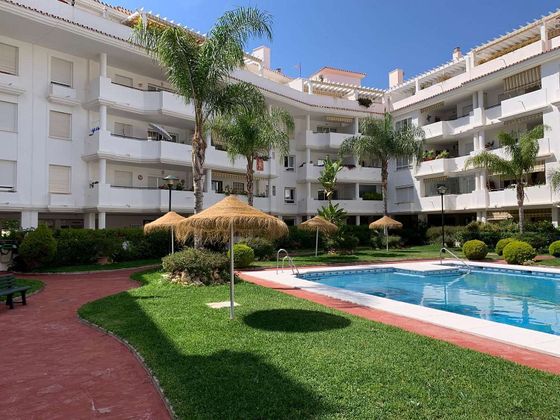 Foto 2 de Alquiler de piso en La Carihuela de 2 habitaciones con terraza y piscina
