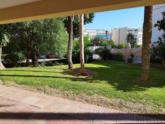 Foto 2 de Alquiler de piso en La Carihuela de 1 habitación con terraza y jardín