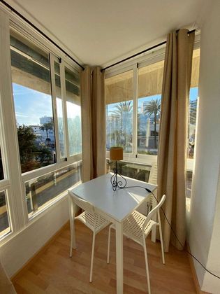 Foto 2 de Alquiler de piso en Puerto Marina de 1 habitación con terraza y piscina