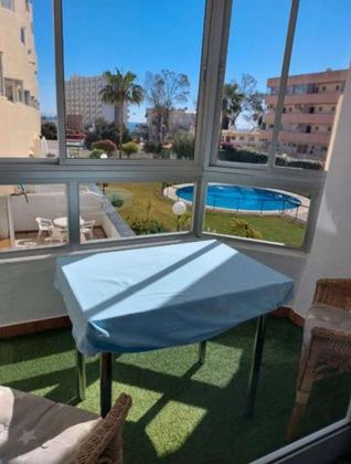 Foto 1 de Alquiler de piso en La Carihuela de 1 habitación con terraza y piscina