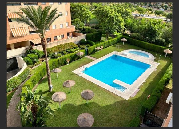 Foto 1 de Piso en alquiler en El Pinillo de 3 habitaciones con terraza y piscina