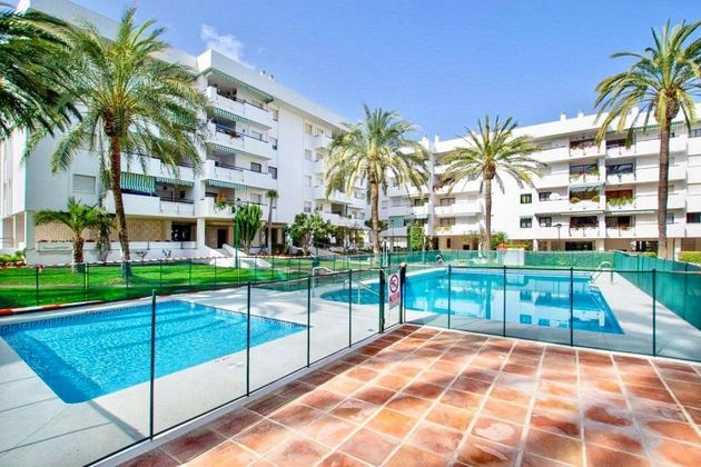 Foto 1 de Pis en lloguer a La Carihuela de 3 habitacions amb terrassa i piscina