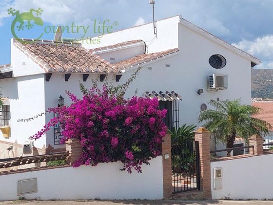 Foto 1 de Casa en venda a Alcaucín de 5 habitacions amb terrassa i piscina