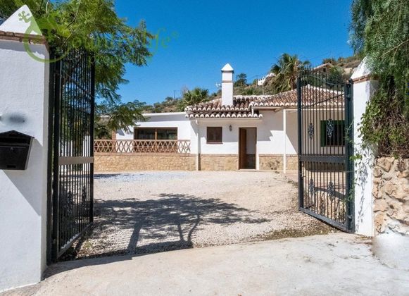 Foto 2 de Casa en venda a Alcaucín de 3 habitacions amb terrassa i piscina