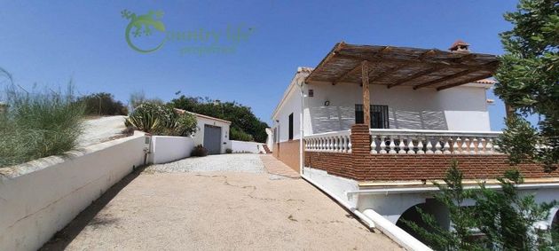 Foto 2 de Xalet en venda a Iznate de 5 habitacions amb terrassa i piscina
