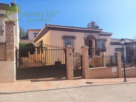 Foto 2 de Casa adosada en venta en urbanización Bellavista de 3 habitaciones con terraza y piscina