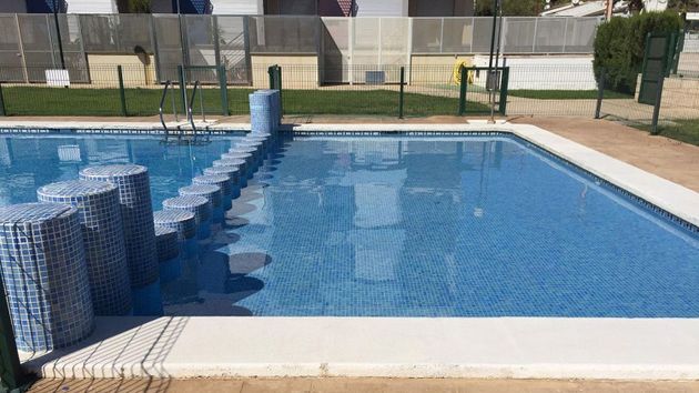 Foto 2 de Venta de piso en calle De Codonyol de 2 habitaciones con terraza y piscina