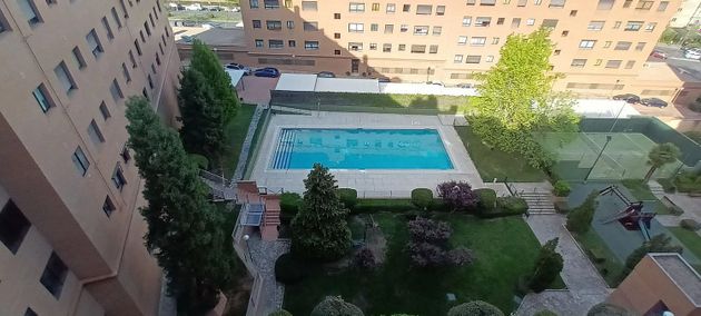 Foto 1 de Alquiler de ático en Piovera - Conde Orgaz de 3 habitaciones con terraza y piscina