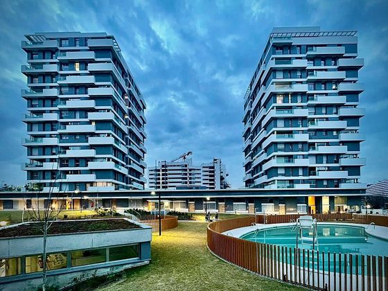 Foto 2 de Pis en venda a calle Jordi Solé Tura de 3 habitacions amb terrassa i piscina