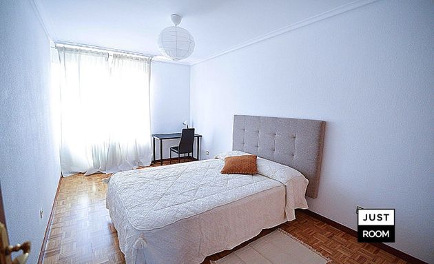 Foto 2 de Pis en lloguer a Universidad - Los Lirios de 4 habitacions amb terrassa i mobles