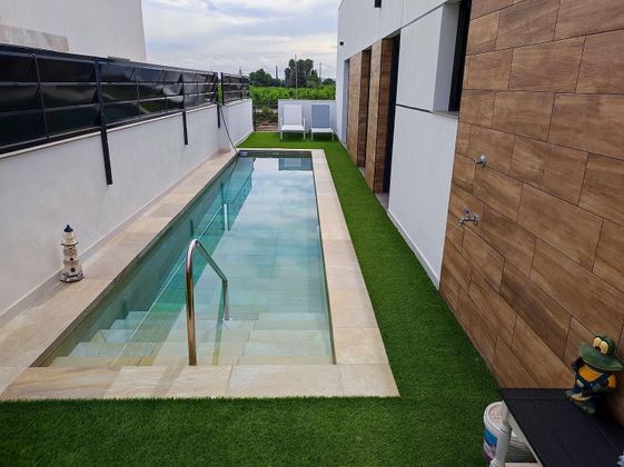 Foto 1 de Xalet en venda a Daya Nueva de 3 habitacions amb terrassa i piscina