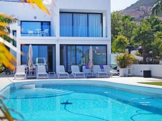 Foto 1 de Venta de chalet en Costa Adeje de 8 habitaciones con terraza y piscina