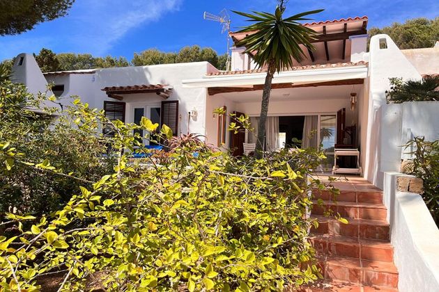 Foto 1 de Casa adossada en venda a Cala Vedella - Cala Tarida - Cala Conta de 3 habitacions amb terrassa i piscina