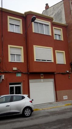 Foto 1 de Casa adosada en venta en calle Puerto Manzanal de 6 habitaciones con terraza y calefacción