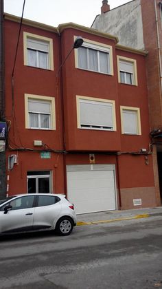 Foto 2 de Casa adossada en venda a calle Puerto Manzanal de 6 habitacions amb terrassa i calefacció