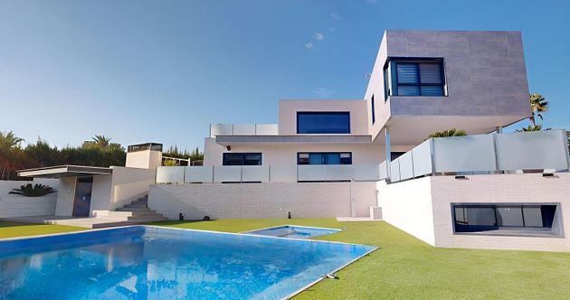 Foto 1 de Chalet en venta en Picassent de 5 habitaciones con terraza y piscina
