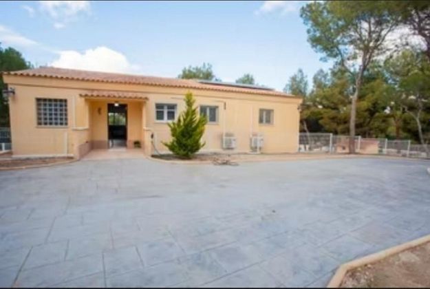 Foto 2 de Venta de chalet en Monserrat de 3 habitaciones con terraza y piscina